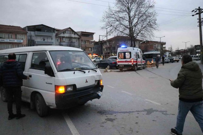 Yolcu Minibüsü İle Panelvan Kafa Kafaya Çarpıştı: 5 Yaralı
