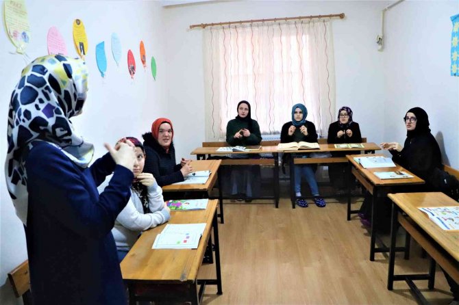 İ̇şaret Diliyle Kur’an-ı Kerim Öğreniyorlar