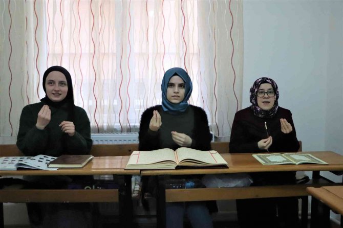 İ̇şaret Diliyle Kur’an-ı Kerim Öğreniyorlar