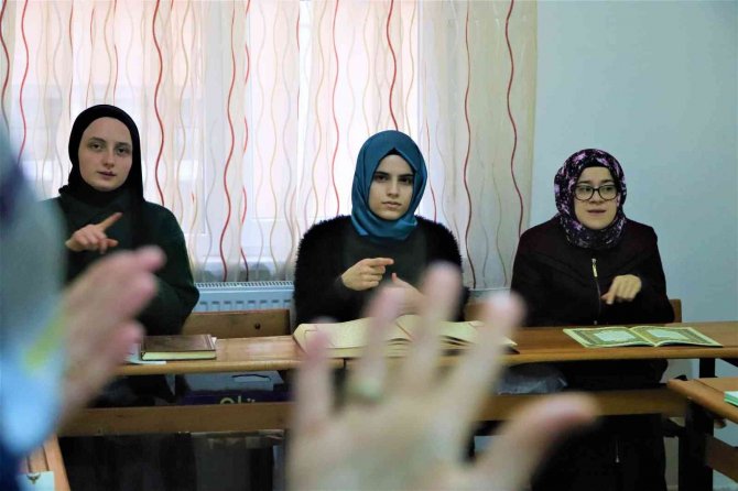 İ̇şaret Diliyle Kur’an-ı Kerim Öğreniyorlar
