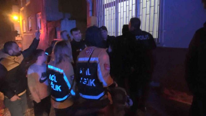 Önce Evinin Banyosunda Ateş Yaktı, Sonra Çatıya Çıktı