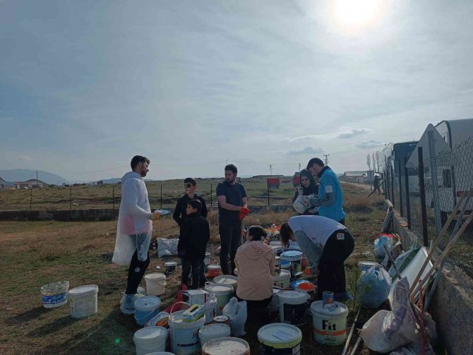 Gönüllü Öğrenciler Bir Araya Geldi, Köy Okulunu Adeta Masal Evine Çevirdiler