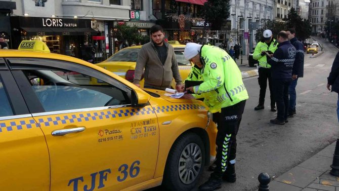 Taksim’de Taksimetre Açmayan Ve Pazarlık Yapan Taksicilere Ceza Yağdı