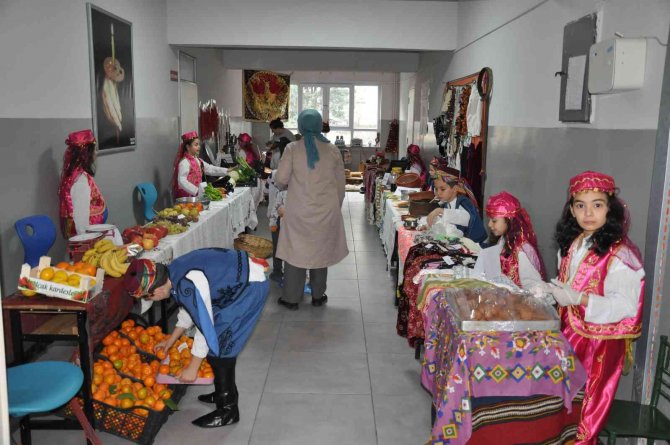 Minik Öğrencilerden Yöresel Kıyafetli "Yerli Malı Haftası" Etkinliği