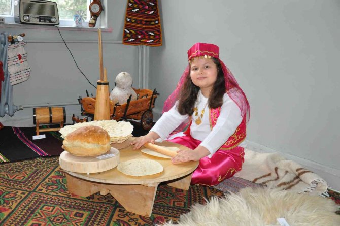 Minik Öğrencilerden Yöresel Kıyafetli "Yerli Malı Haftası" Etkinliği