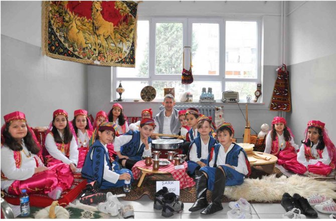 Minik Öğrencilerden Yöresel Kıyafetli "Yerli Malı Haftası" Etkinliği