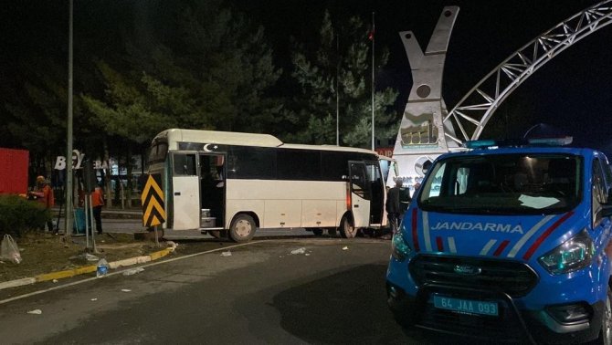 İ̇şçileri Taşıyan Servise Tırın Çarpması Sonucu 20 Kişi Yaralandı