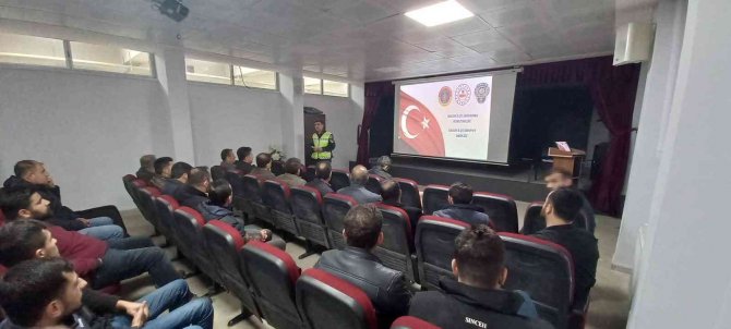 Trafik Ekiplerinden Okul Servis Şoförlerine Seminer