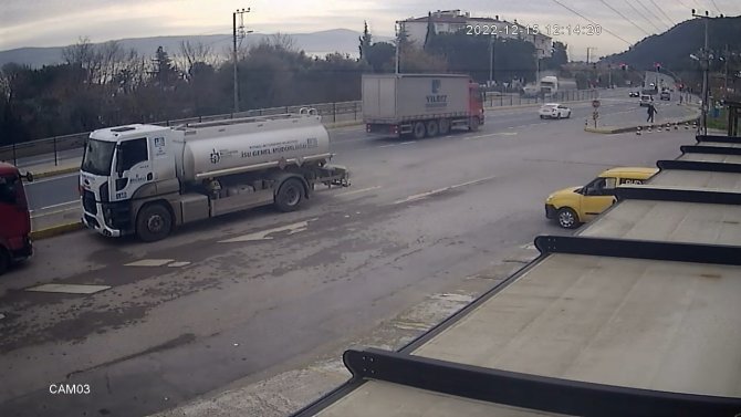 Tanker, Hafif Ticari Araca Böyle Çarptı: 2 Ölü