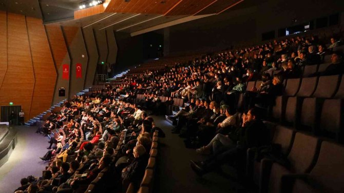 Haldun Dormen’in Yönettiği “Karmakarışık” Başakşehir’de Sahnelendi