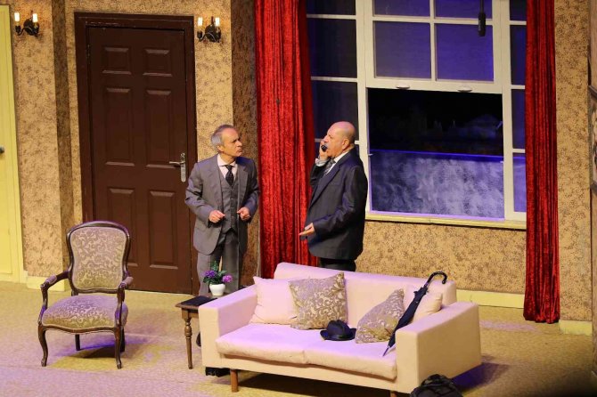 Haldun Dormen’in Yönettiği “Karmakarışık” Başakşehir’de Sahnelendi