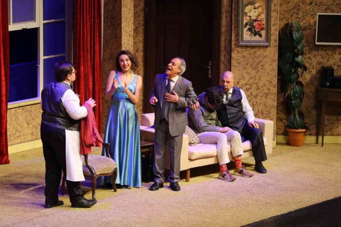 Haldun Dormen’in Yönettiği “Karmakarışık” Başakşehir’de Sahnelendi