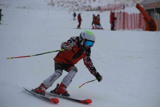 Kayakseverler Türkiye’nin En Erken Açılan Kayak Pistine Akın Etti