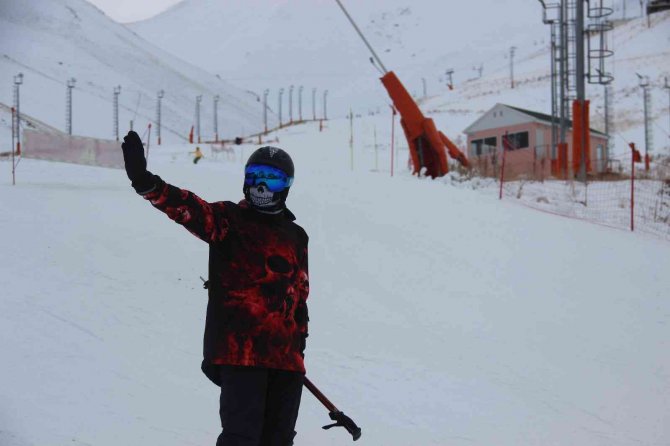 Kayakseverler Türkiye’nin En Erken Açılan Kayak Pistine Akın Etti