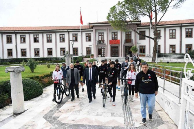 Vali Tavlı Bisikletçileri Ağırladı