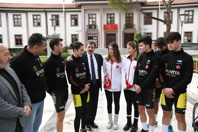 Vali Tavlı Bisikletçileri Ağırladı