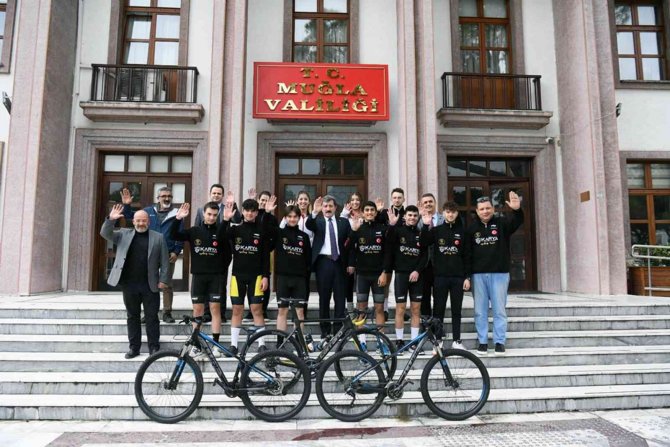 Vali Tavlı Bisikletçileri Ağırladı