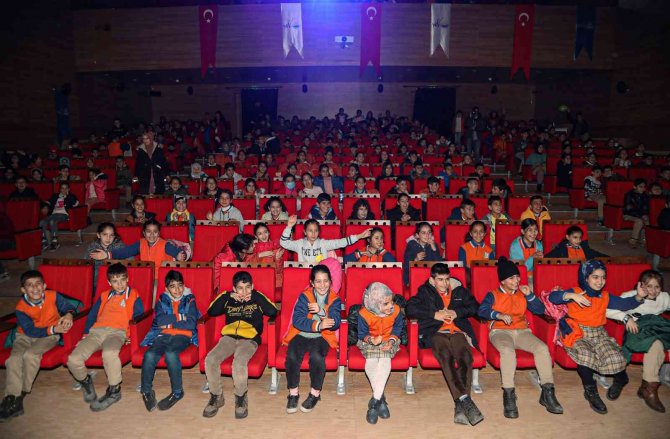 Vanlı Çocuklar Akrobasi Gösterisinde Gönüllerince Eğlendi