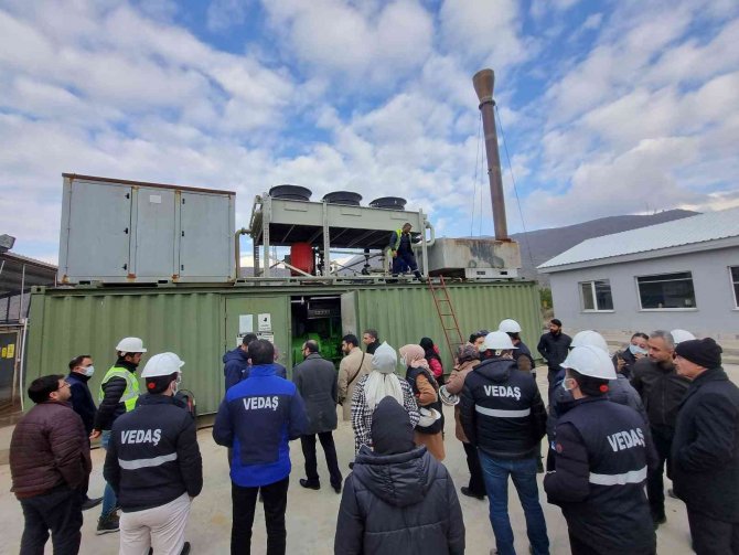 Vedaş Mühendisleri Çöp Gazından Enerji Üretimini Yerinde İnceledi
