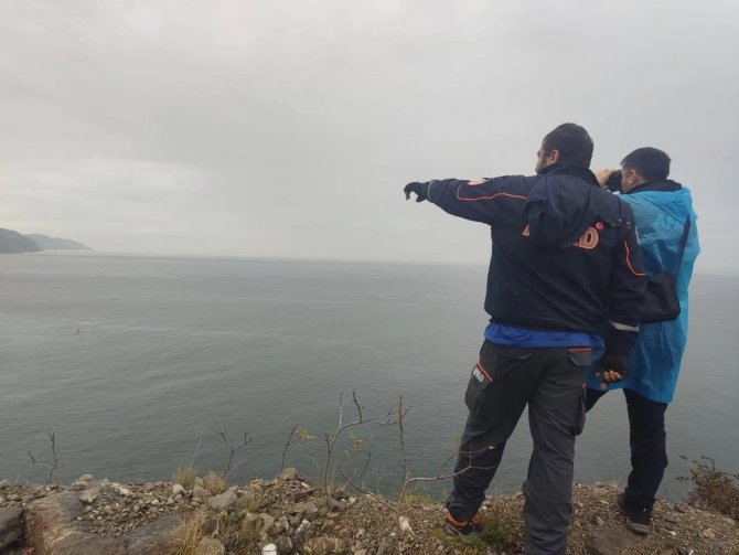 Ekipler Tekneden Düşen Balıkçıyı Hem Karadan Hem Denizden Arıyor