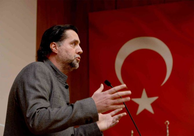 Ünlü Tasarımcı Çak: "Kendinize İnanın Ve Sevdiğiniz İşi Yapın"