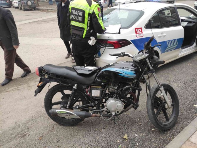 Motosiklet İle Otomobil Çarpıştı: 1 Yaralı