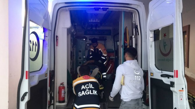 Otomobil İle Kamyon Çarpıştı: 3 Yaralı