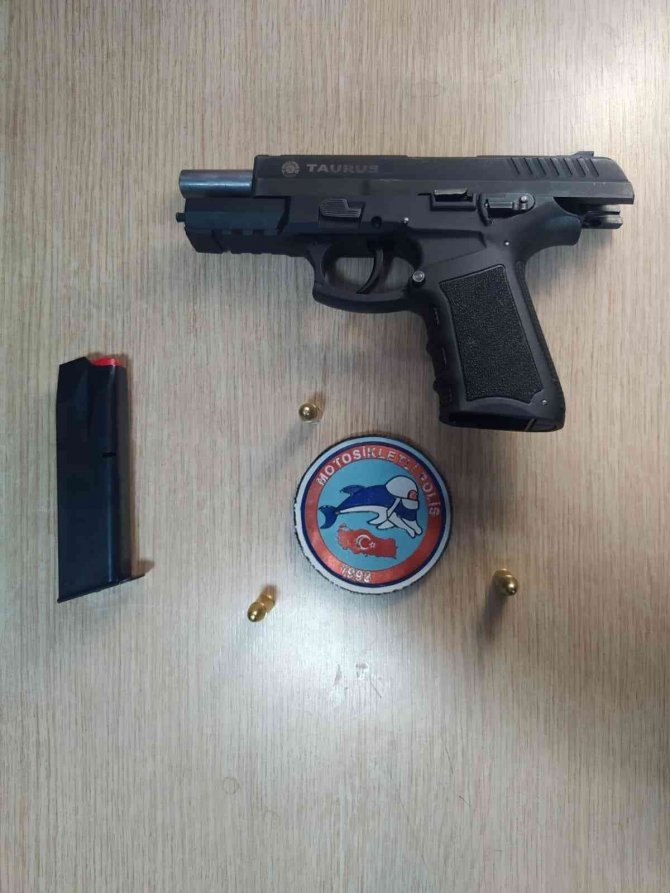Motosikletli Polis Timleri Ruhsatsız Tabancalar Ele Geçirdi