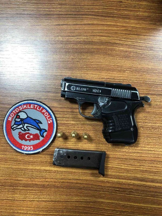 Motosikletli Polis Timleri Ruhsatsız Tabancalar Ele Geçirdi