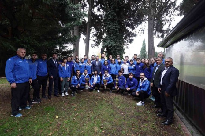 Büyükakın’dan Sporculara: "Saha İçinde Ve Dışında Dünyanın Farklı Ülkelerinde Elçilerisiniz"