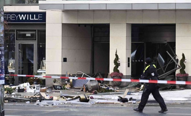 Berlin’de Bin 500 Balığın Bulunduğu Dev Akvaryum Patladı: 2 Yaralı