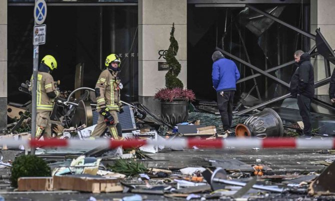 Berlin’de Bin 500 Balığın Bulunduğu Dev Akvaryum Patladı: 2 Yaralı
