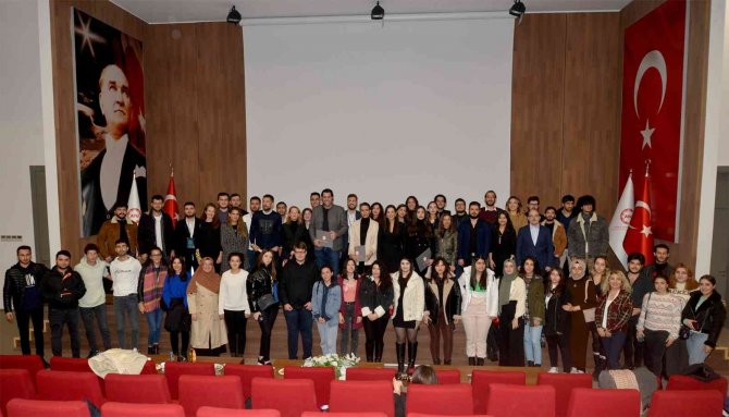 Ünlü Tasarımcı Çak: "Kendinize İnanın Ve Sevdiğiniz İşi Yapın"