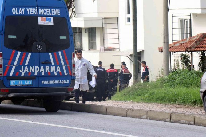 Akli Dengesi Yerinde Olmayan Kadın Binaya 3 Patlayıcı Koydu