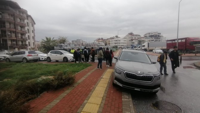 Otomobilin Çarptığı Motosikletli Kurye Yaralandı