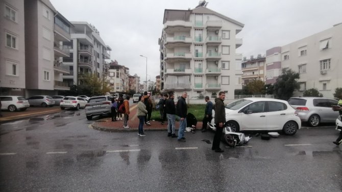 Otomobilin Çarptığı Motosikletli Kurye Yaralandı
