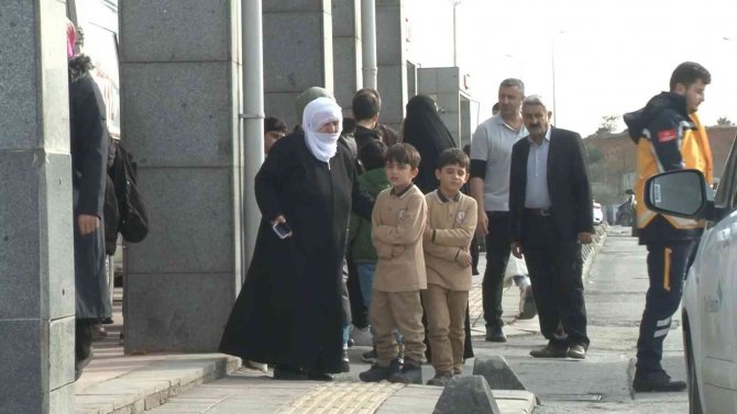 Arnavutköy’de 50’ye Yakın Öğrenci Zehirlenme Şüphesiyle Hastanelere Kaldırıldı