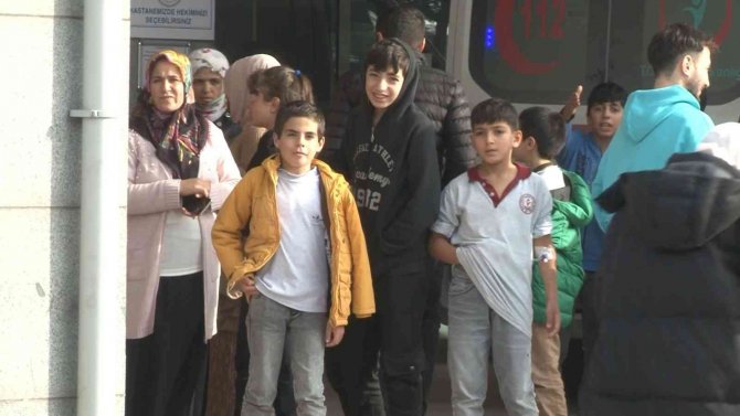 Arnavutköy’de 50’ye Yakın Öğrenci Zehirlenme Şüphesiyle Hastanelere Kaldırıldı