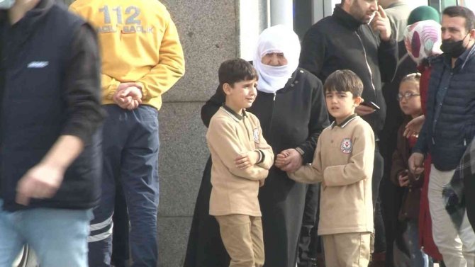 Arnavutköy’de 50’ye Yakın Öğrenci Zehirlenme Şüphesiyle Hastanelere Kaldırıldı