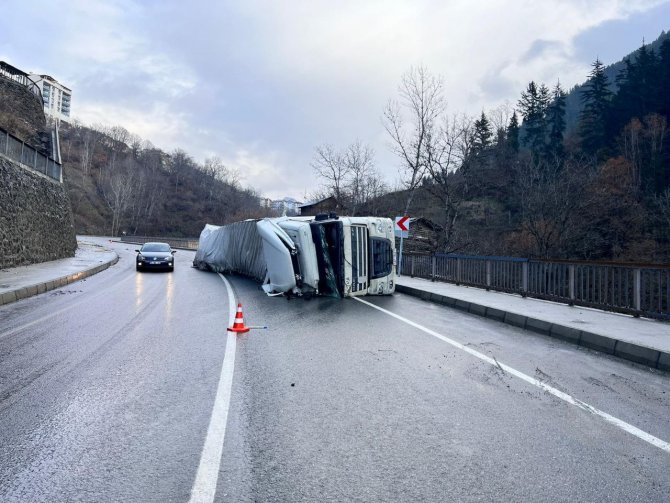 Artvin’de Kereste Yüklü Tır Virajı Alamayınca Devrildi