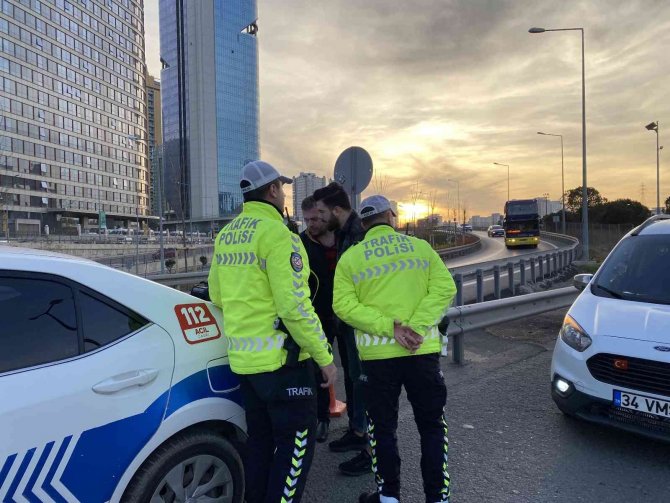 Ataşehir’de Çakar Denetimi: Kurallara Uymayan Sürücülere 3 Bin 508 Tl Ceza