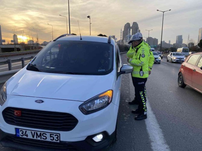 Ataşehir’de Çakar Denetimi: Kurallara Uymayan Sürücülere 3 Bin 508 Tl Ceza