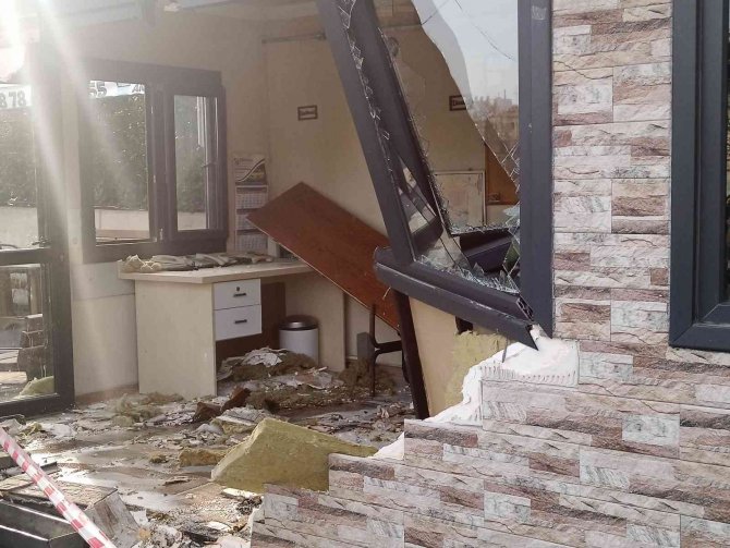 İ̇stanbul’da Faciadan Dönüldü: Lüks Araç Taksi Durağına Daldı