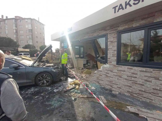 İ̇stanbul’da Faciadan Dönüldü: Lüks Araç Taksi Durağına Daldı