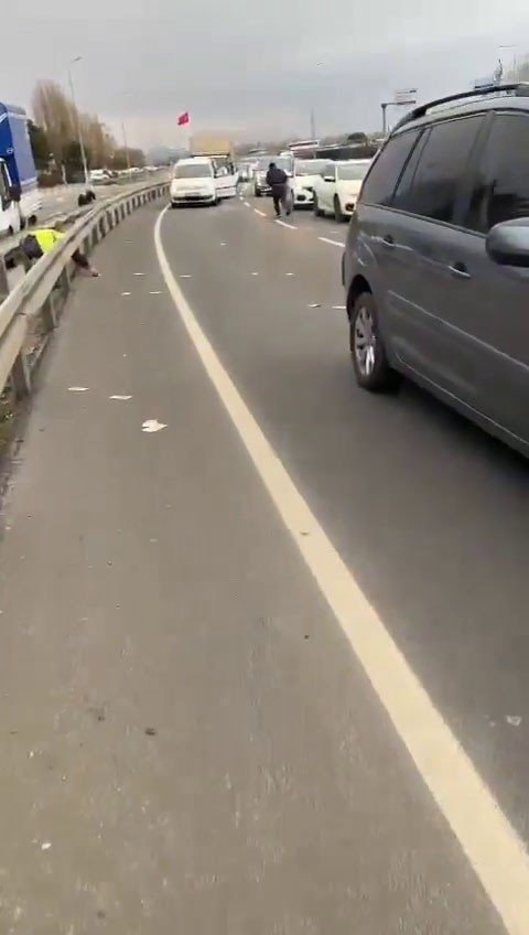 150 Bin Euro Havaya Saçılınca İnsanlar Paraları Alıp Kaçtı, O Anlar Kameraya Yansıdı