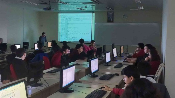 Lise Öğrencilerine Dinamik Matematik Yazılımı Eğitimi