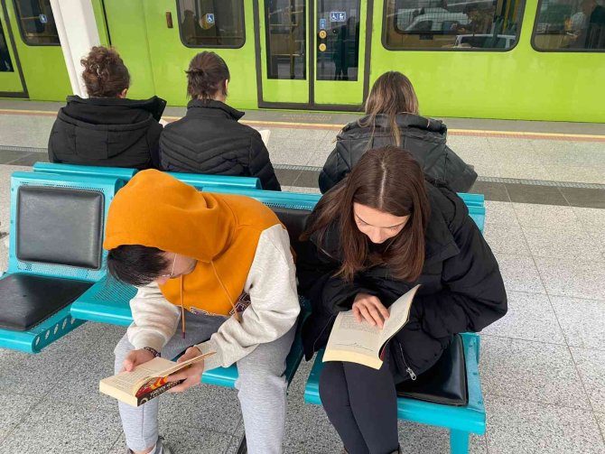 Liseli Gençler Metroda Kitap Okuyarak Farkındalık Oluşturuyor