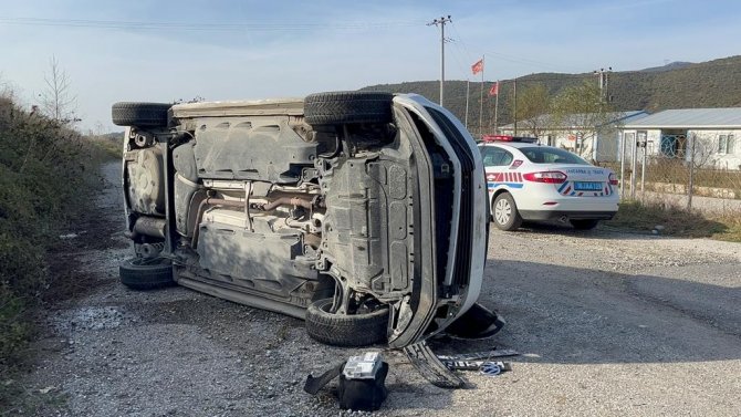 İ̇znik’te Otomobil Şarampole Uçtu: 2 Yaralı
