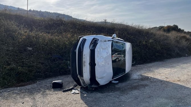 İ̇znik’te Otomobil Şarampole Uçtu: 2 Yaralı