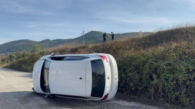 İ̇znik’te Otomobil Şarampole Uçtu: 2 Yaralı